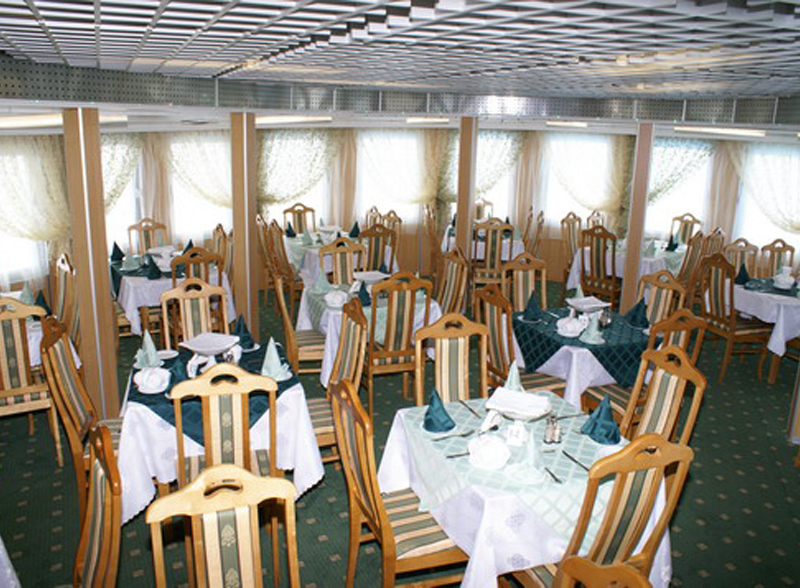 Ресторан на шлюпочной палубе теплоход