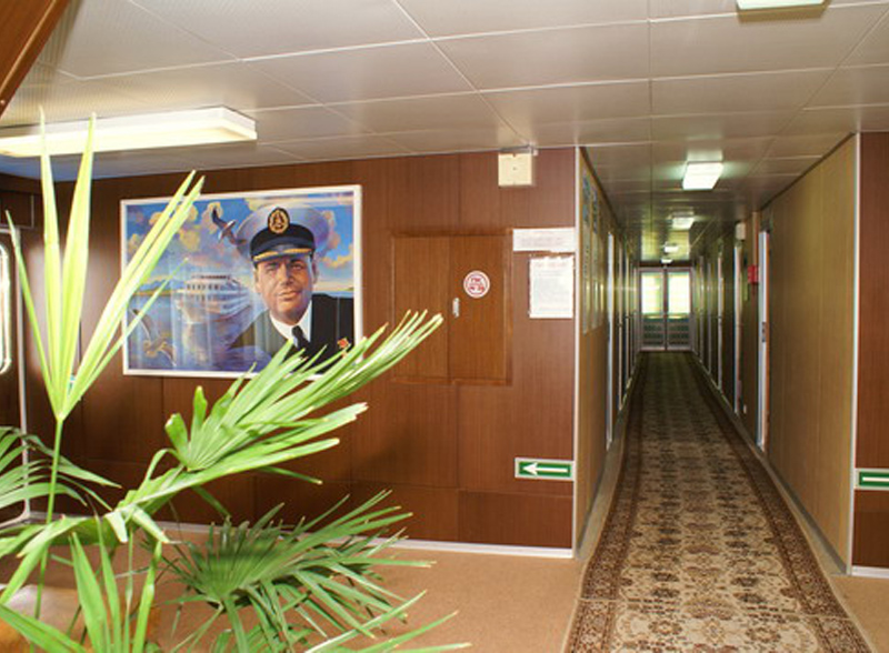 Холл на средней палубе теплоход