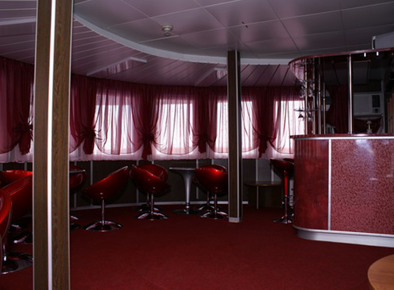 Бар на средней палубе теплоход